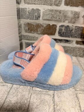 UGG Fluff Yeah Slide Pride Stripes
Slippers size 9